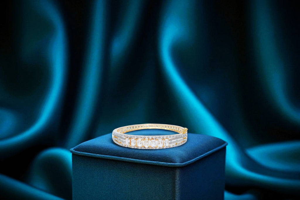 🌟 Elegant 💛 Golden -Tone Diamond💎-Cut Bracelet 💫