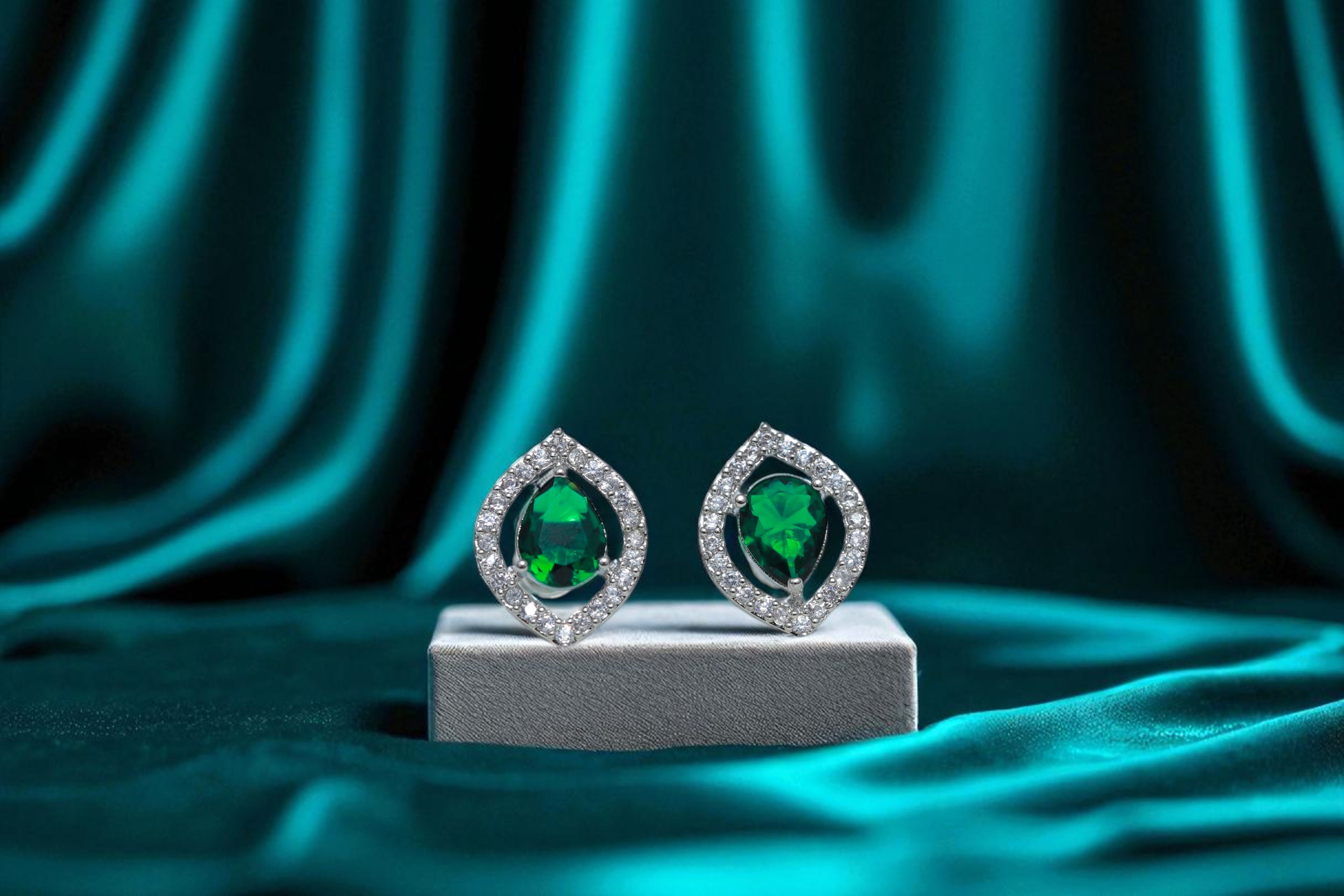 💚 Green Stone Diamond Teardrop Earrings