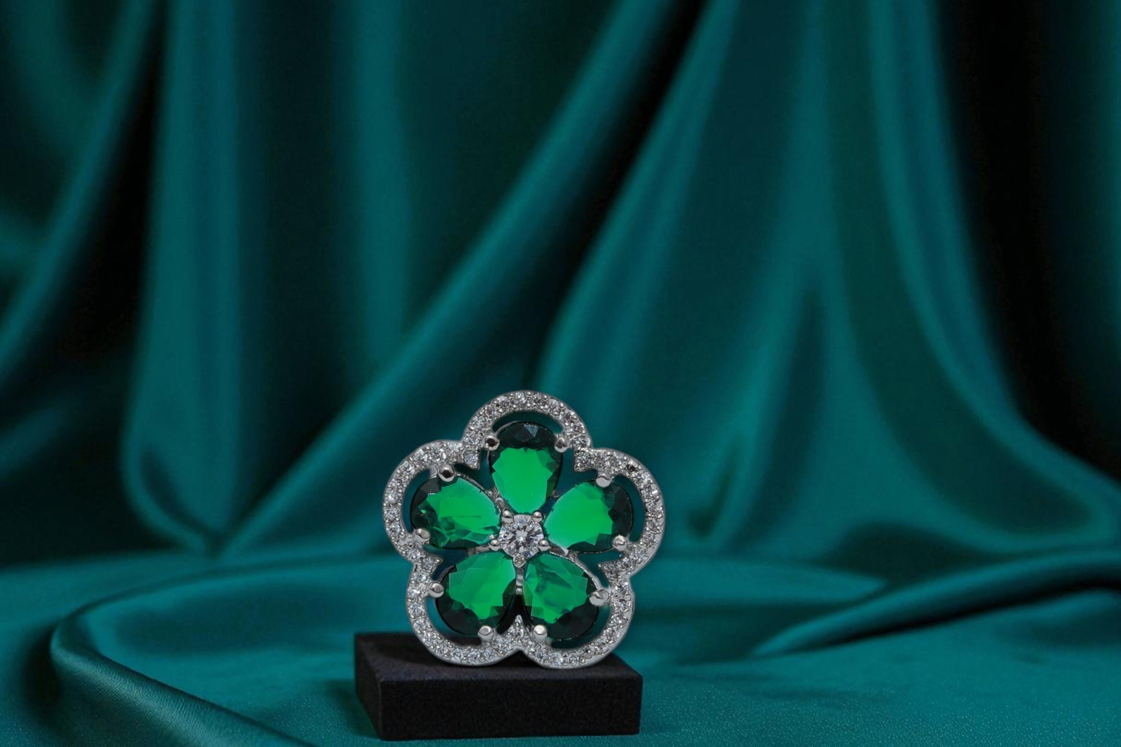 🌸 Sparkling Apsara Green Stone Ring 💍