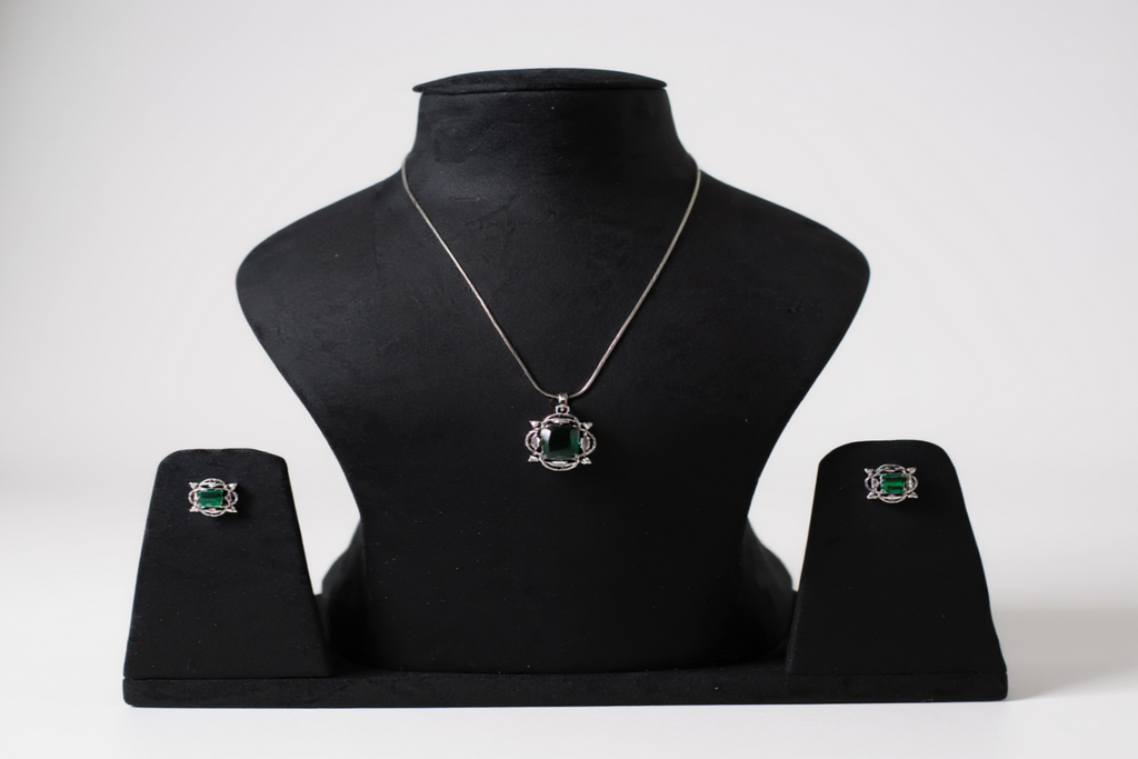 💚 Elegant Silver Jewelry Set with Green Gemstone Pendant Necklace and Matching Earrings 💚