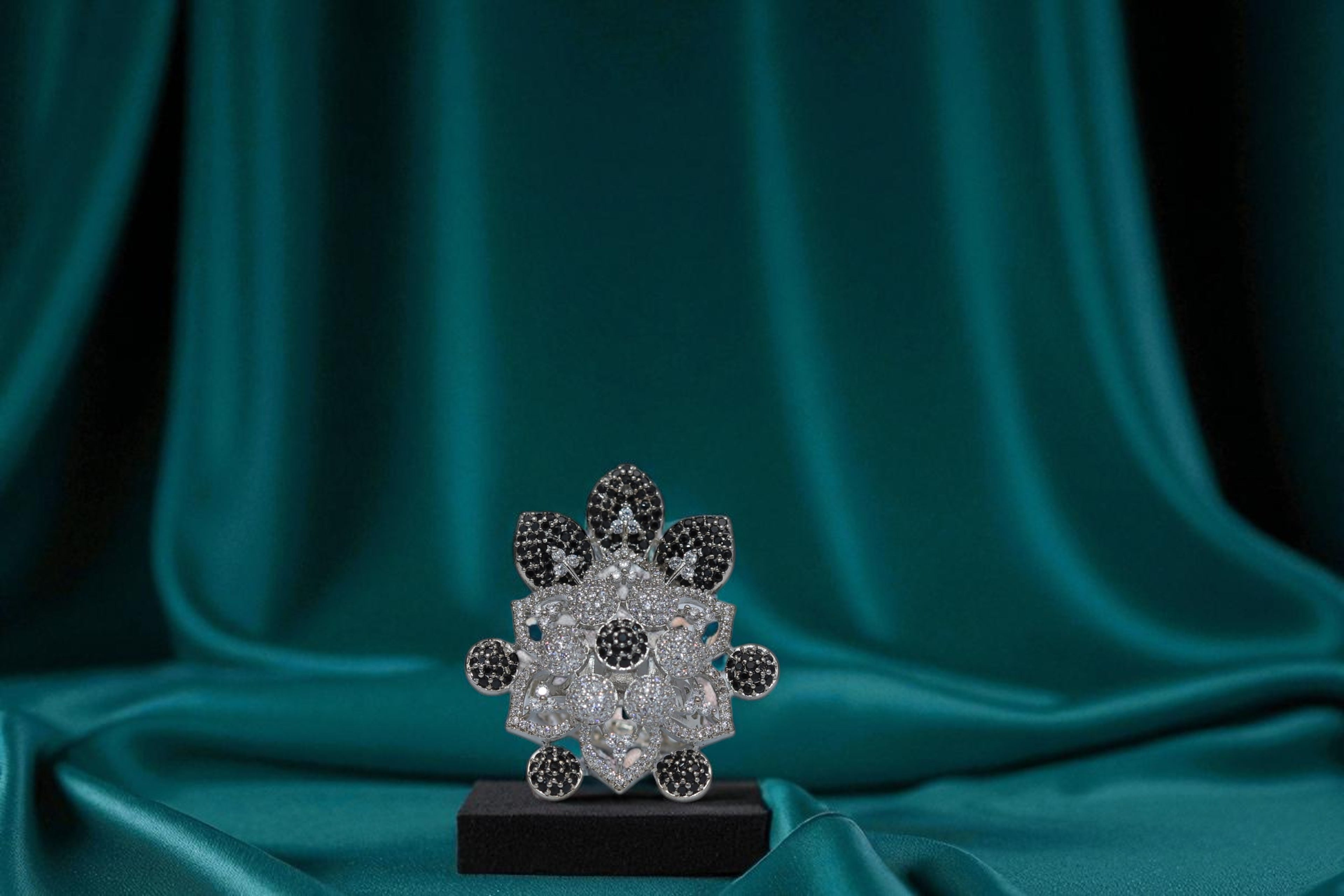 🌸 Sparkling Silver & Black Floral Ring 💍