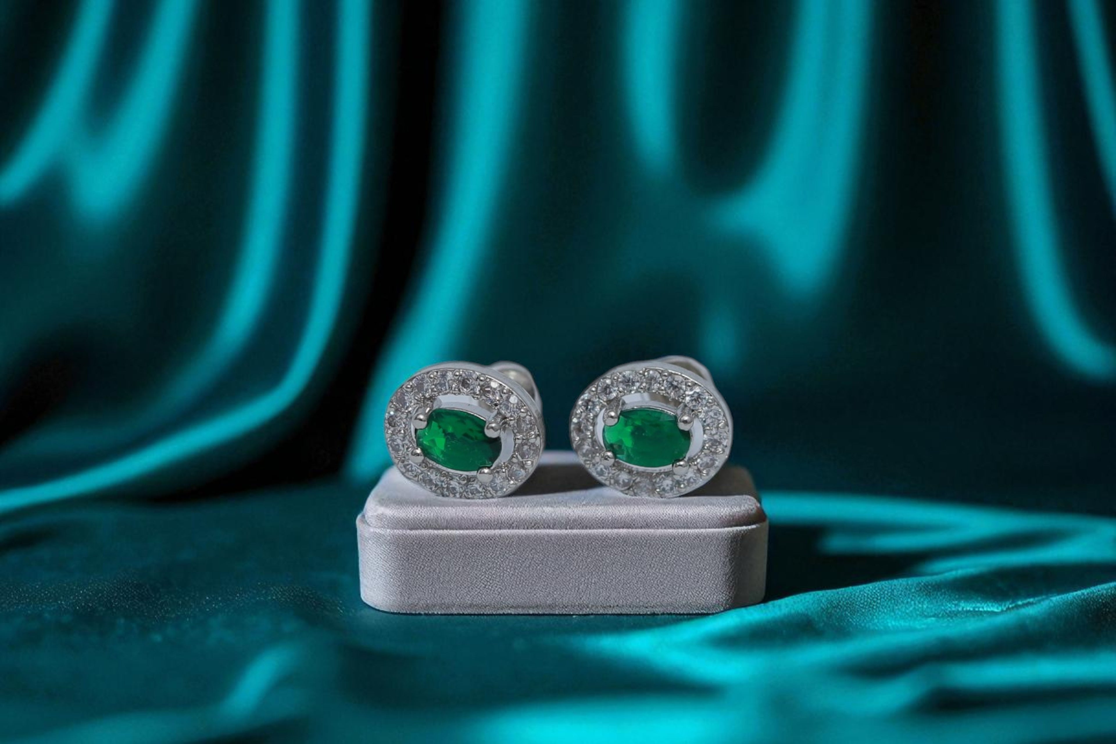 💚 Classic Green Oval Stud Earrings 💚