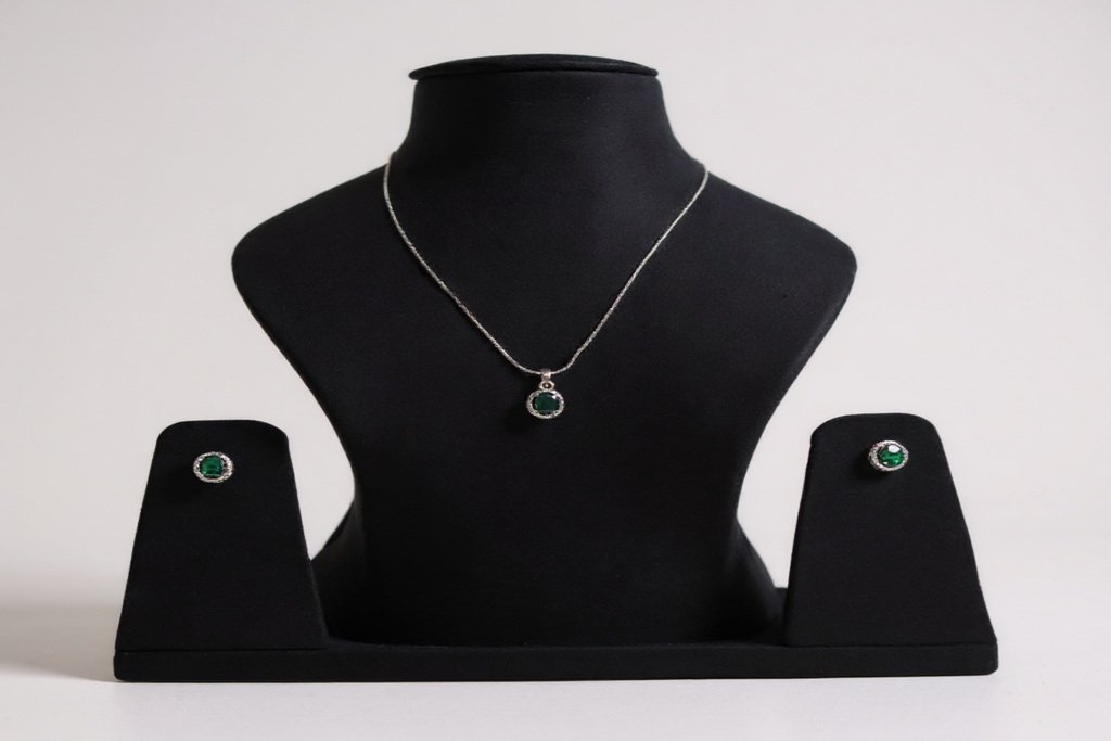 Emerald Glow Silver Pendant Set 💚