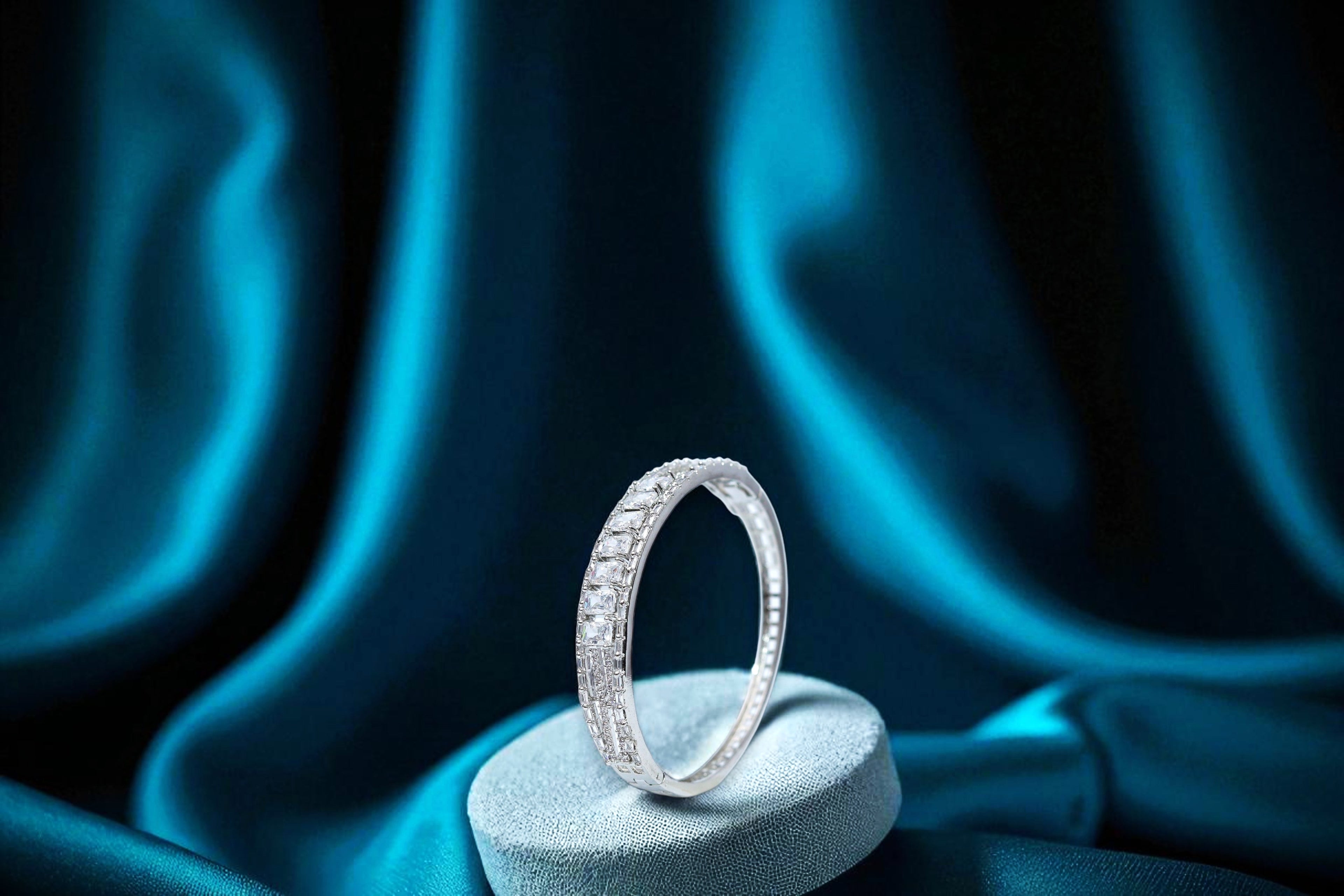 🌟 Elegant 🤍 Silver-Tone Diamond💎-Cut Bracelet 💫