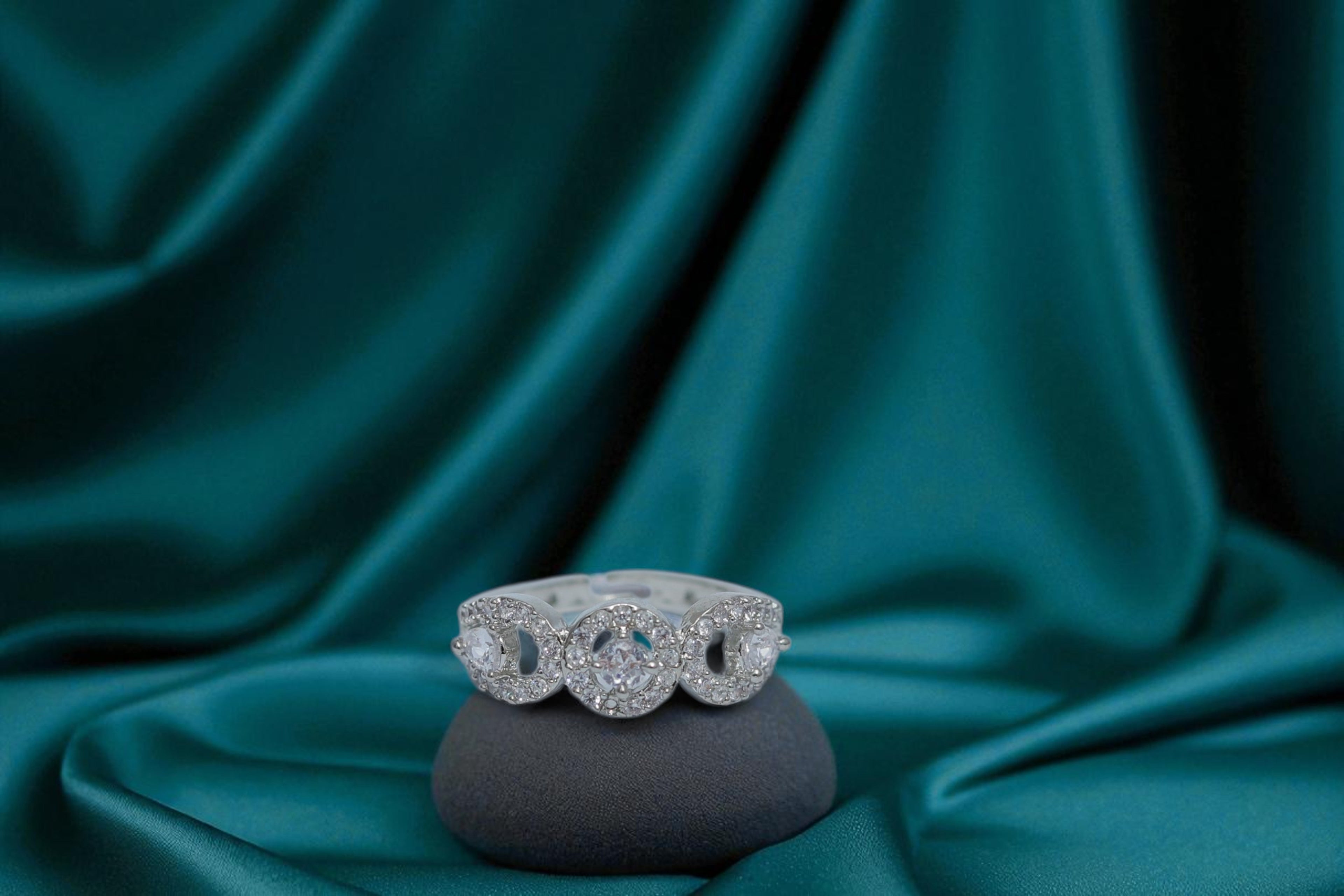 💕 Triple Heart White Stone Ring 💍