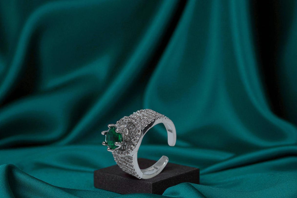 ✨ Elegant Silver Ring with Green Gem 💍