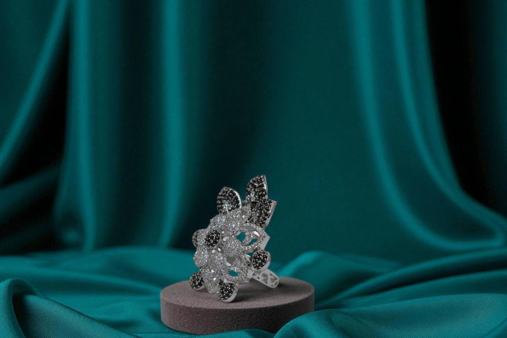 🌸 Sparkling Silver & Black Floral Ring 💍