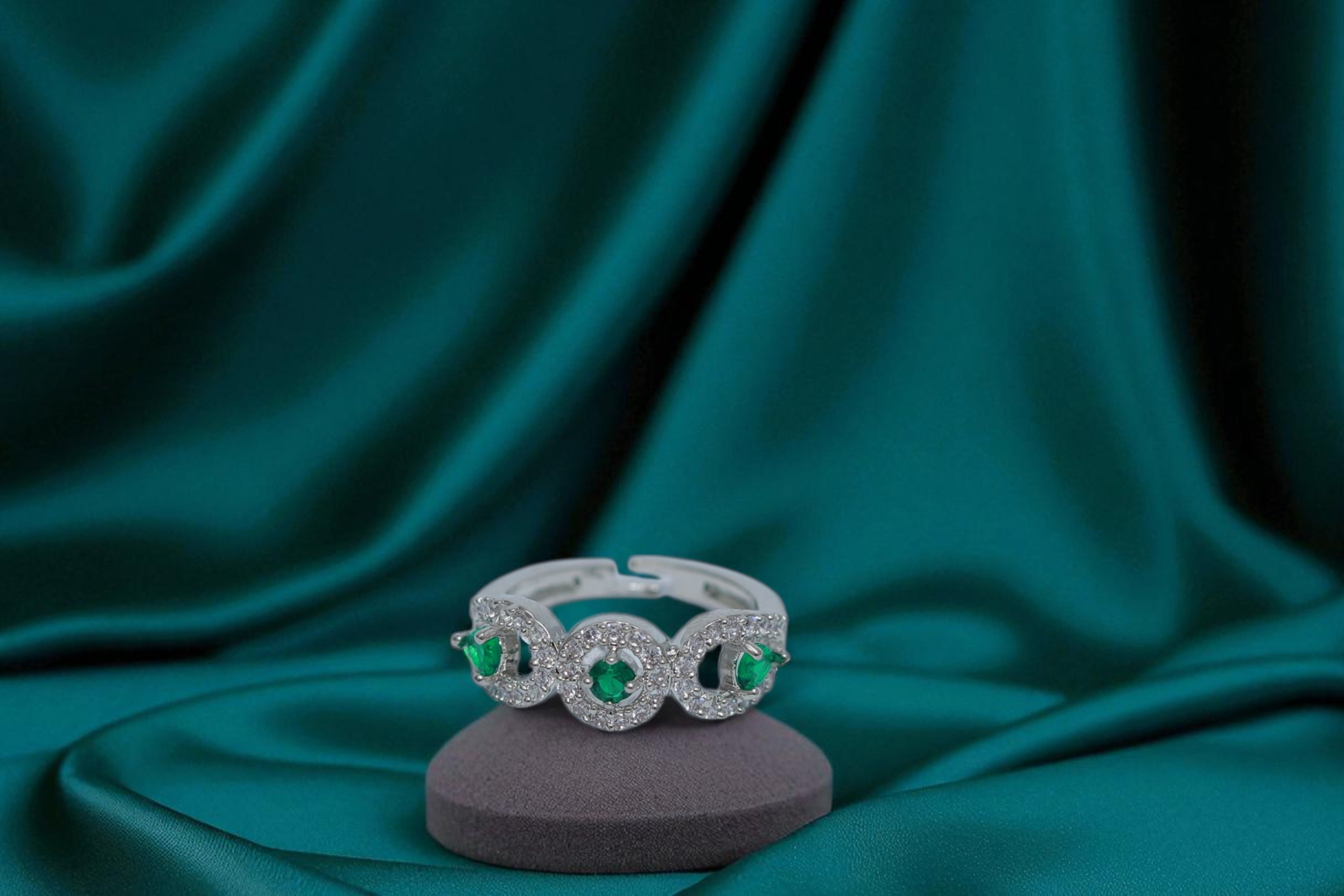 💕 Triple Heart Green Stone Ring 💍