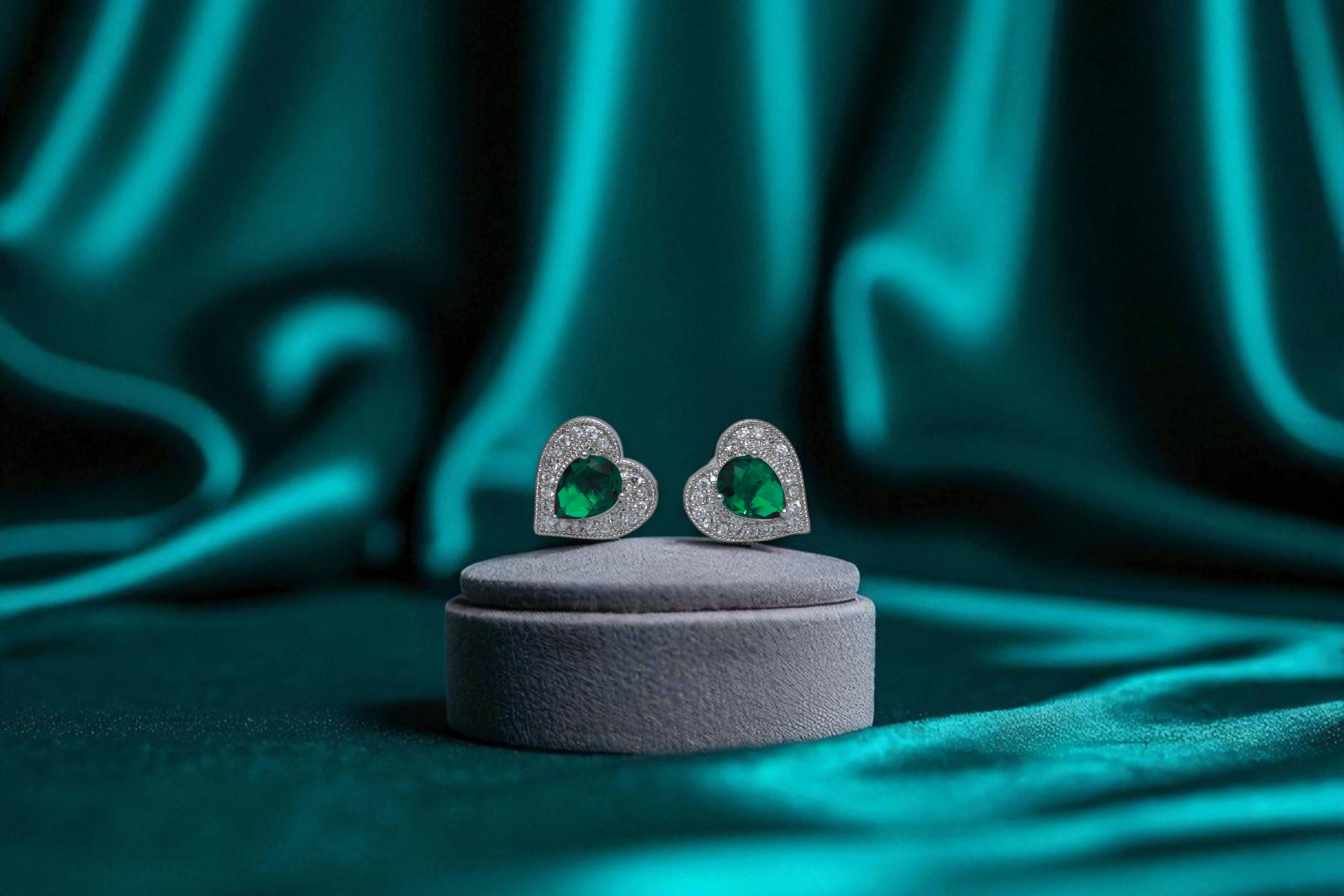 💚 Green Stone Heart Diamond Earrings