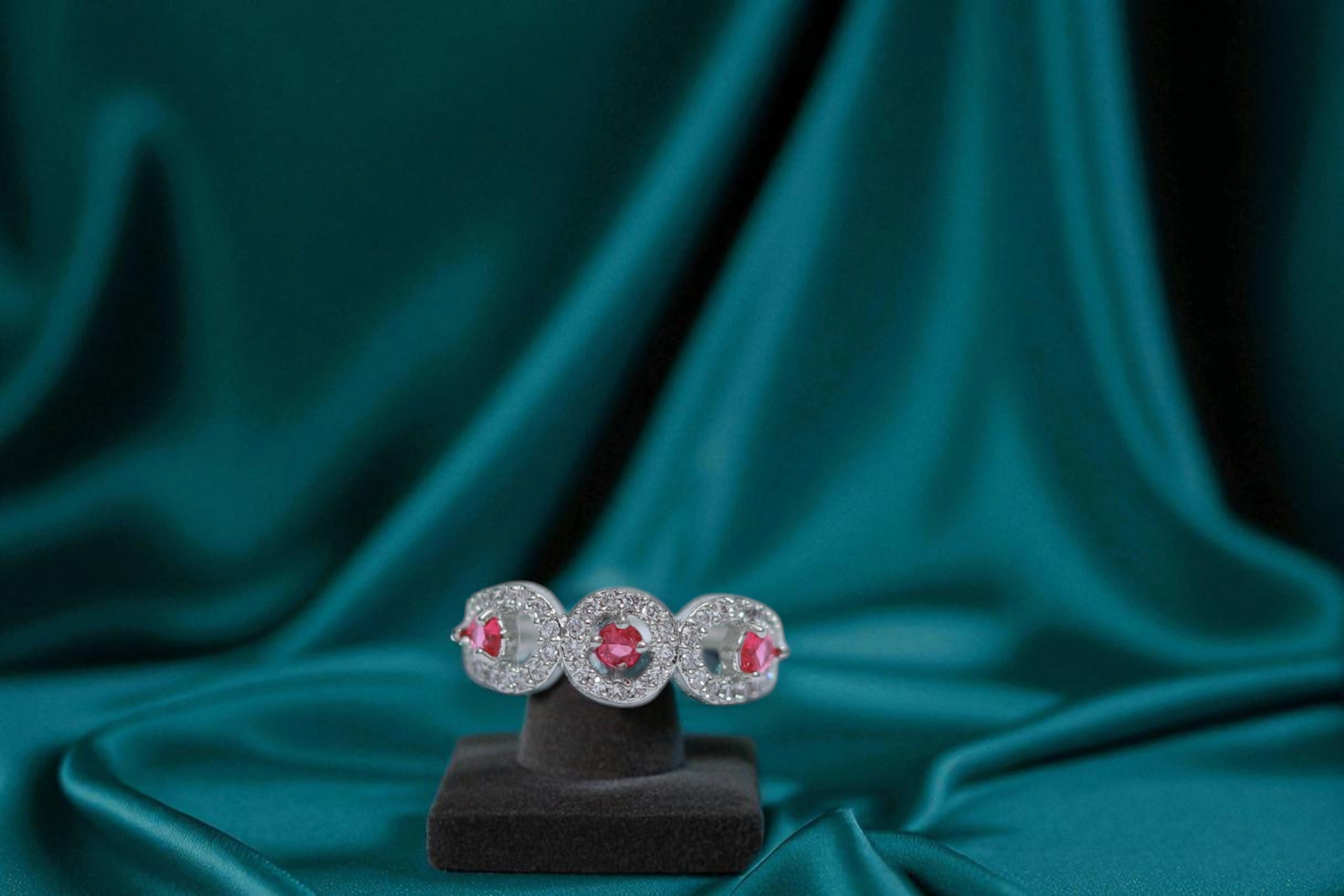 💕 Triple Heart Red Stone Ring 💍