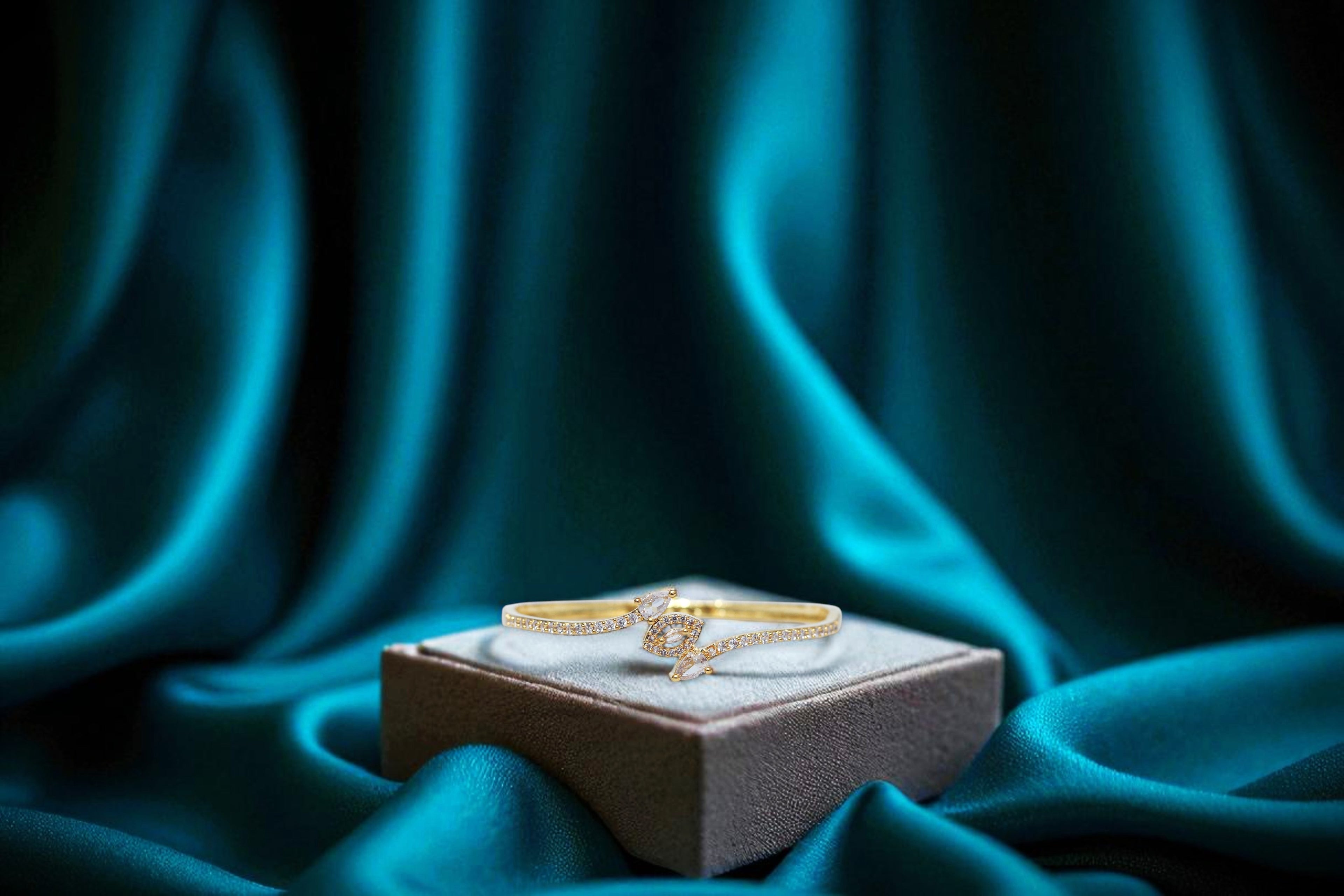 💛 Minimalist Gold-Plated Diamond 💎 Bracelet with Dual-Cut Accents 💫