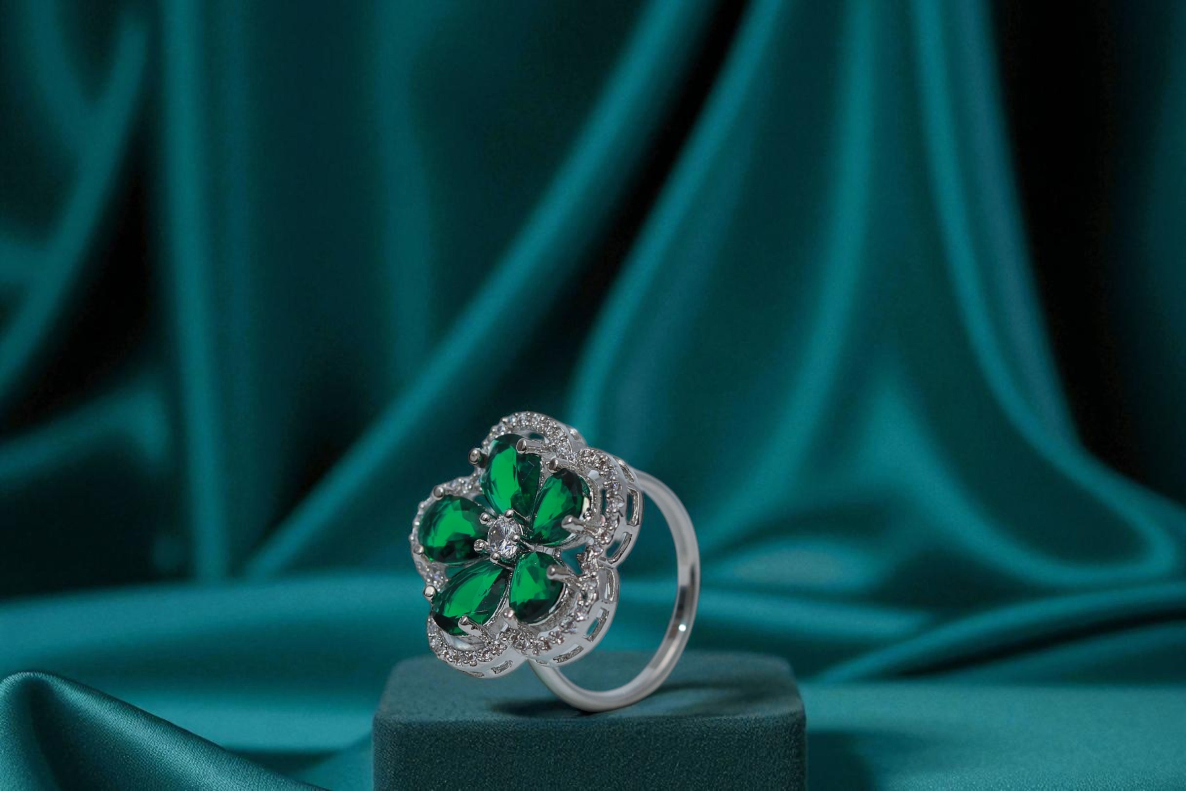 🌸 Sparkling Apsara Green Stone Ring 💍