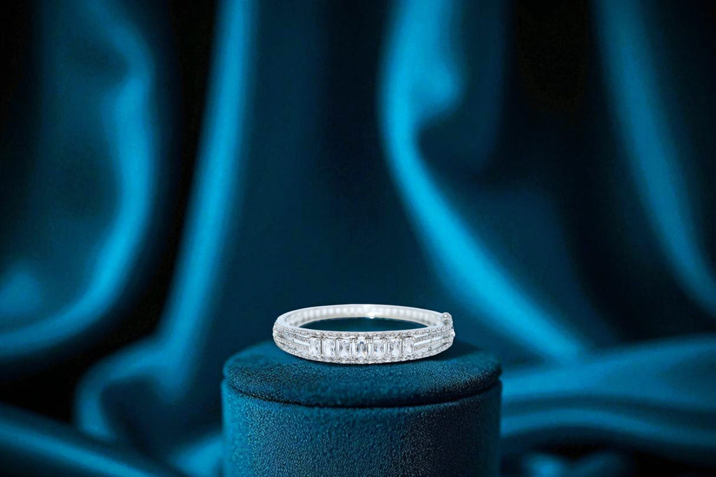 🌟 Elegant 🤍 Silver-Tone Diamond💎-Cut Bracelet 💫