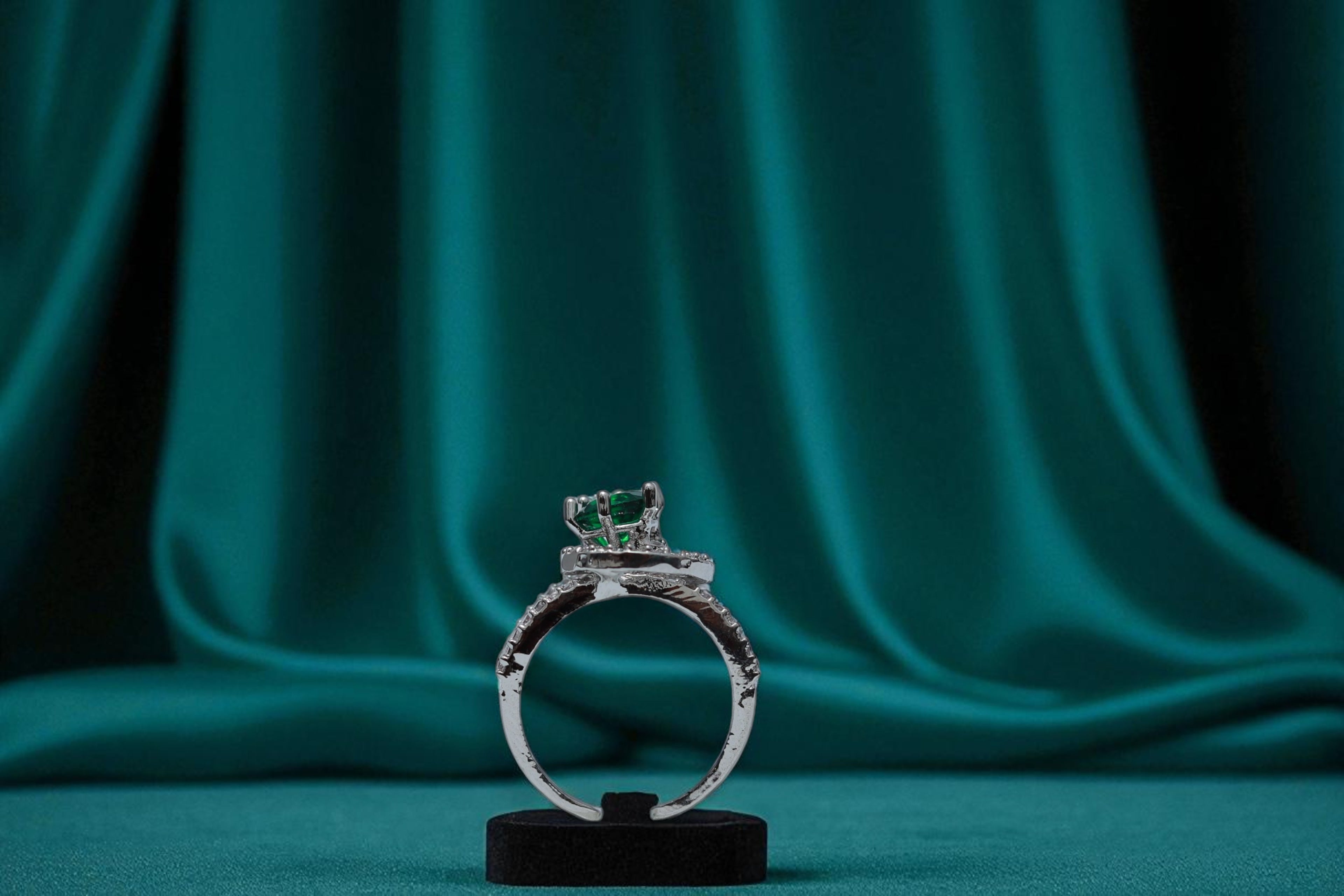 ✨ Elegant Silver Ring with Green Gem 💍