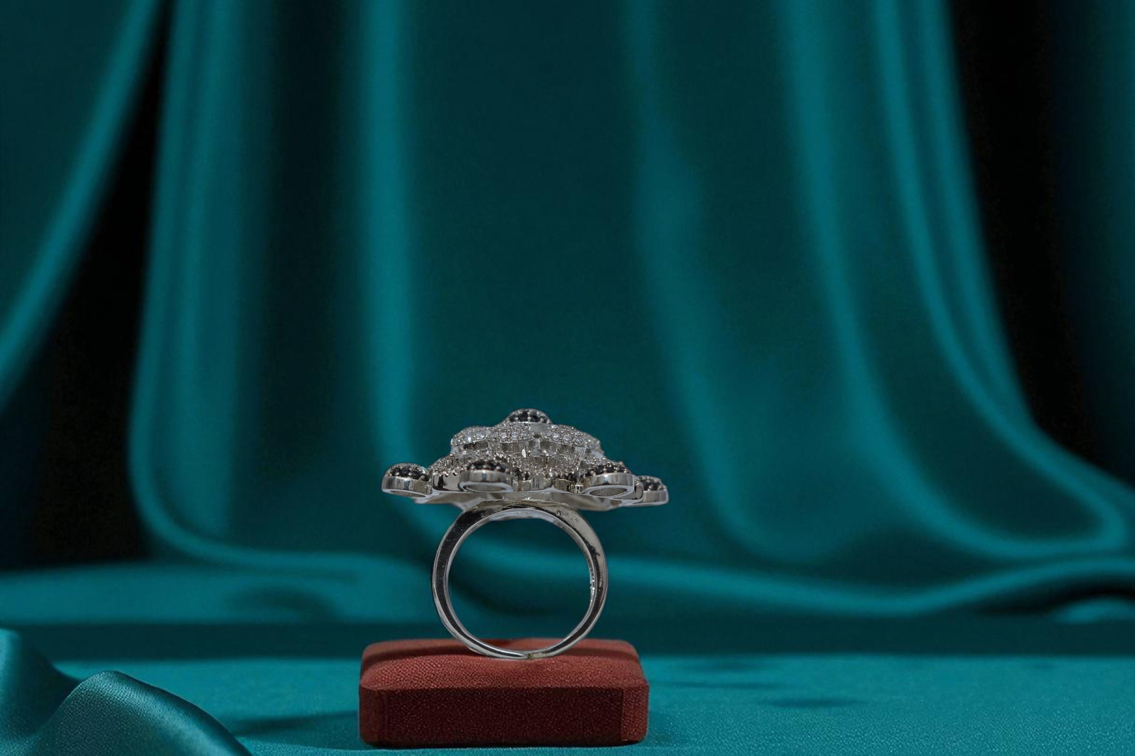 🌸 Sparkling Silver & Black Floral Ring 💍