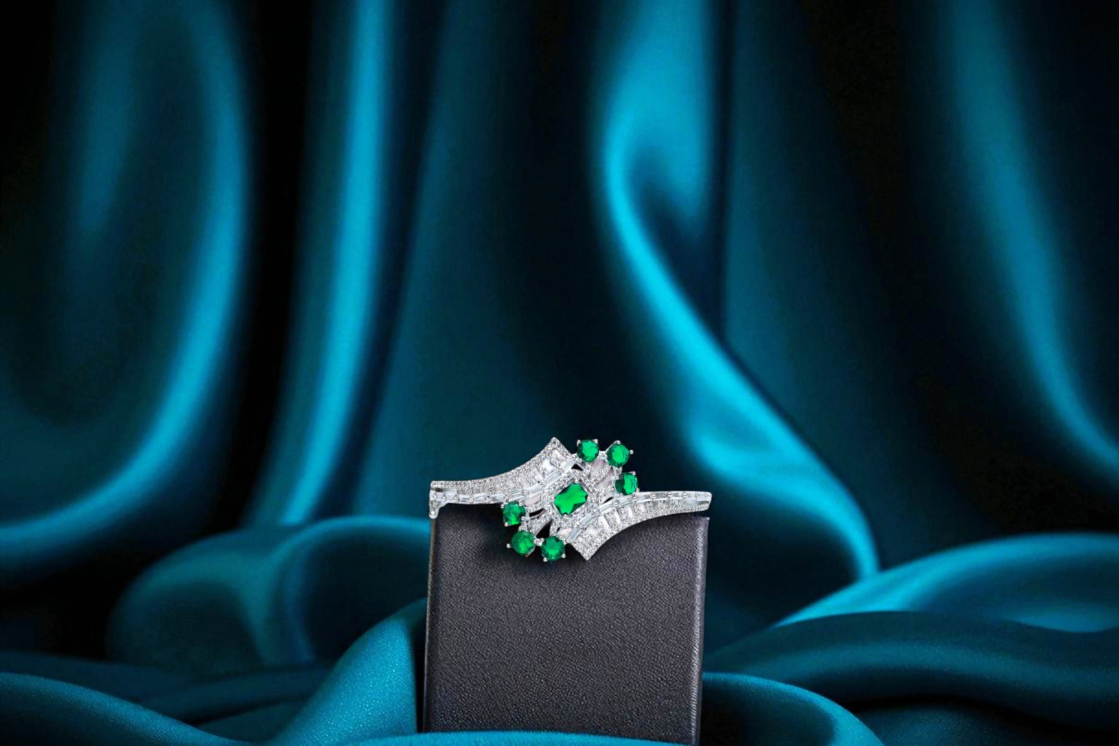 ✨ Vintage-Inspired Emerald 💚 Stone Bracelet in Sterling Silver 💫