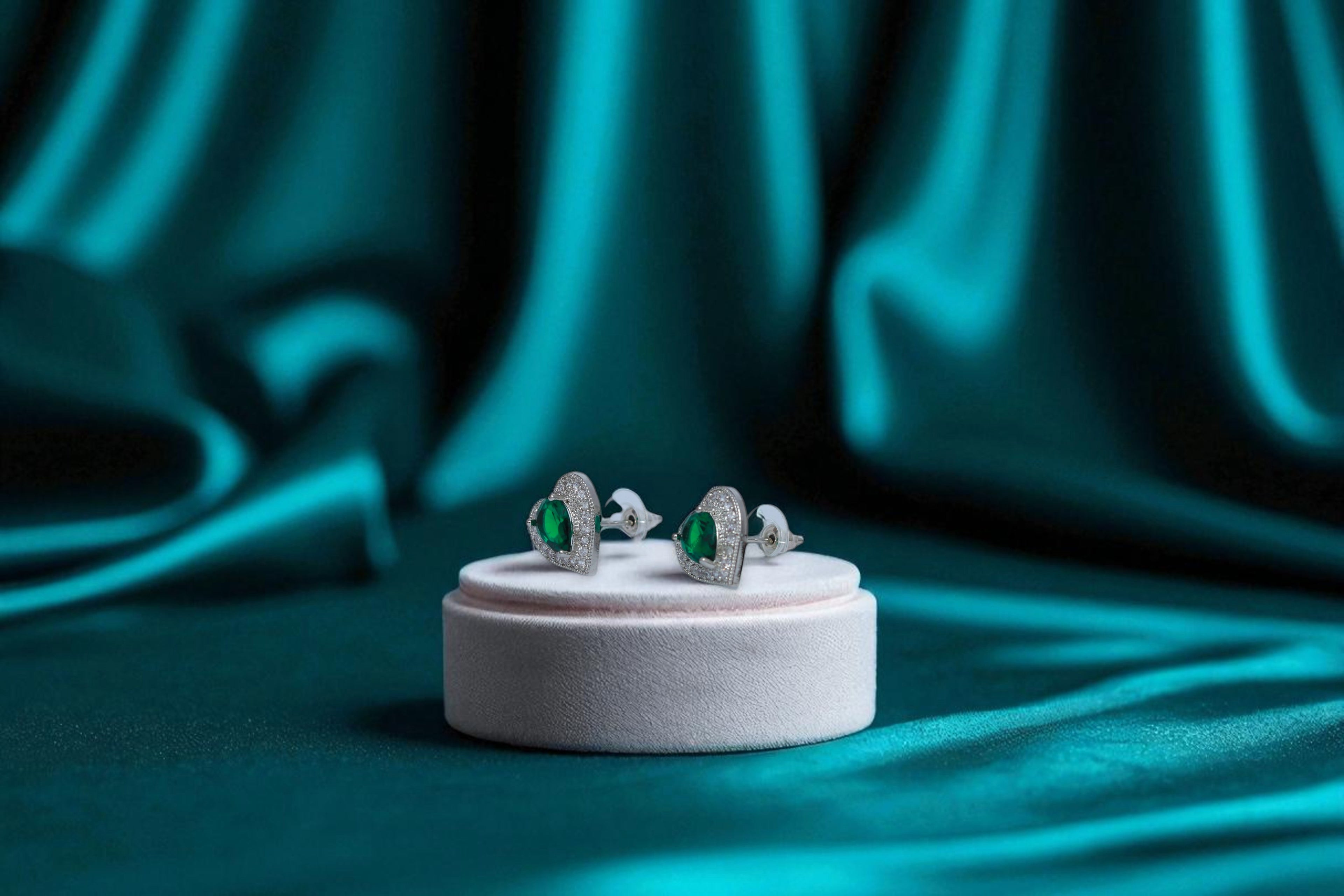 💚 Green Stone Heart Diamond Earrings