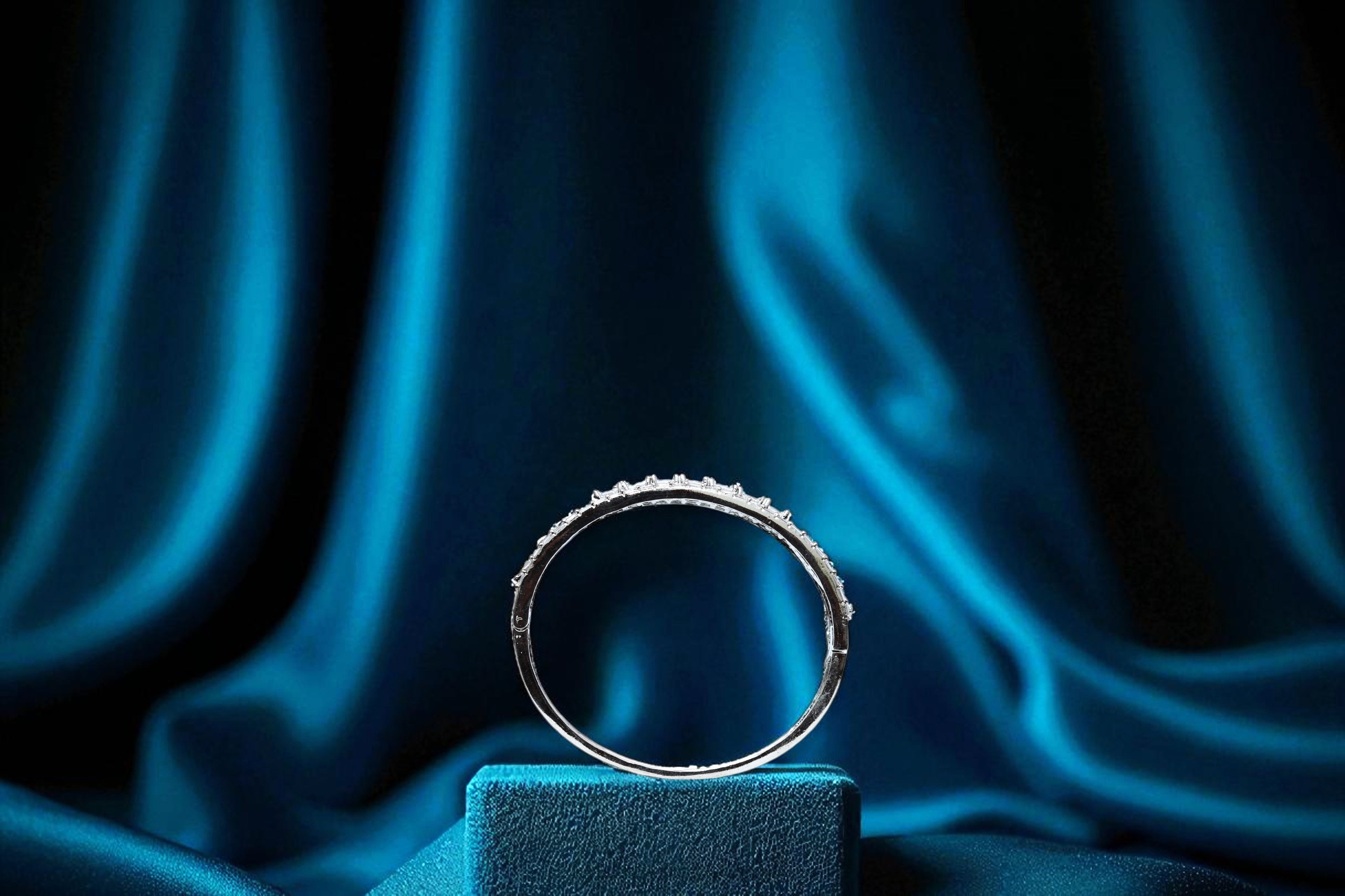 🌟 Elegant 🤍 Silver-Tone Diamond💎-Cut Bracelet 💫