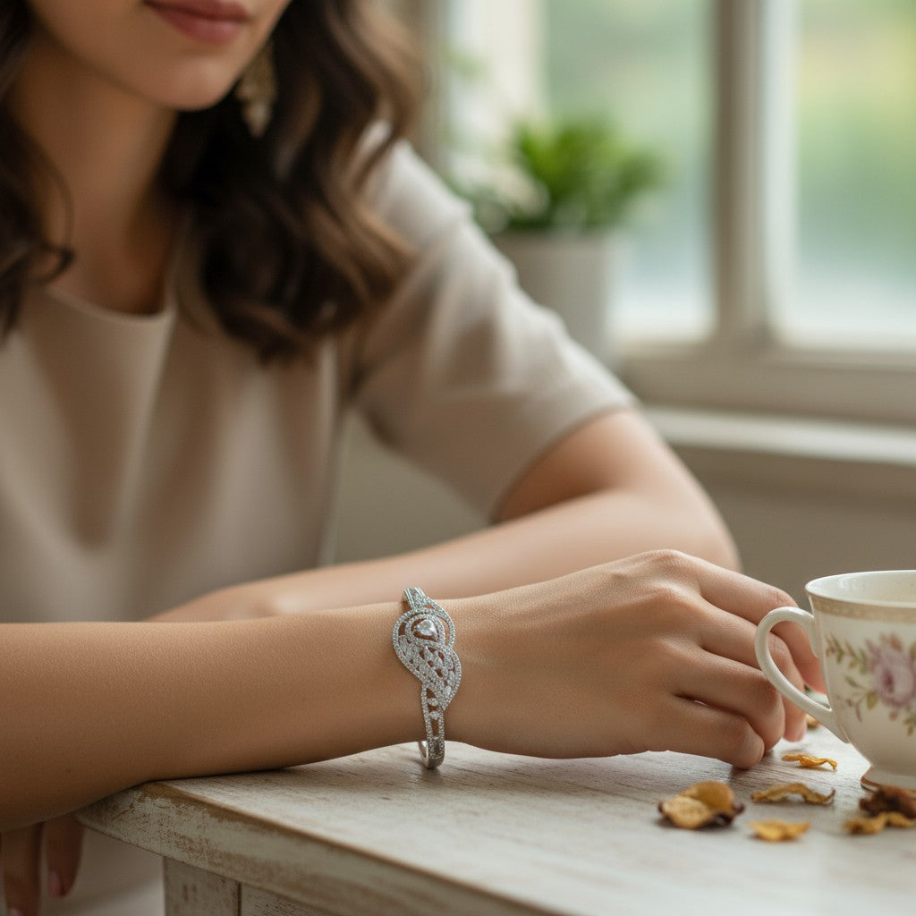 ✨ Shine with Sophistication! 🤍 Silver-Plated Diamond💎-Studded Bracelet with Curved Design 💫