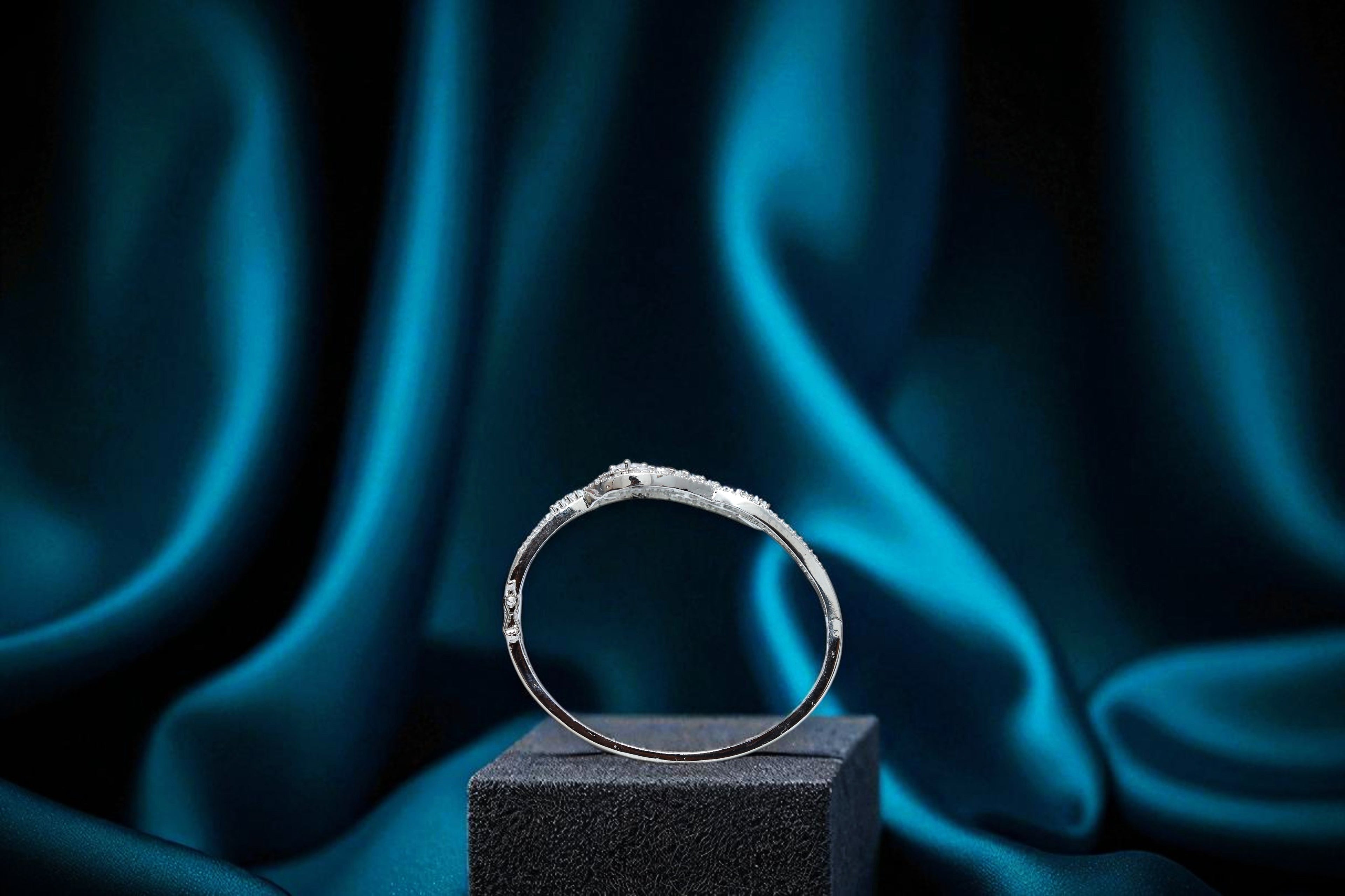 ✨ Shine with Sophistication! 🤍 Silver-Plated Diamond💎-Studded Bracelet with Curved Design 💫