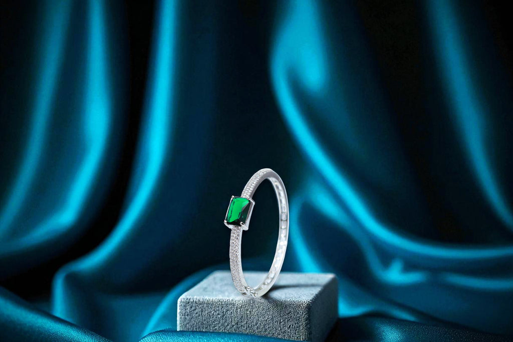 💚 Elegance Meets Midnight!! Emerald Stone Bracelet with Diamond Accents 💎