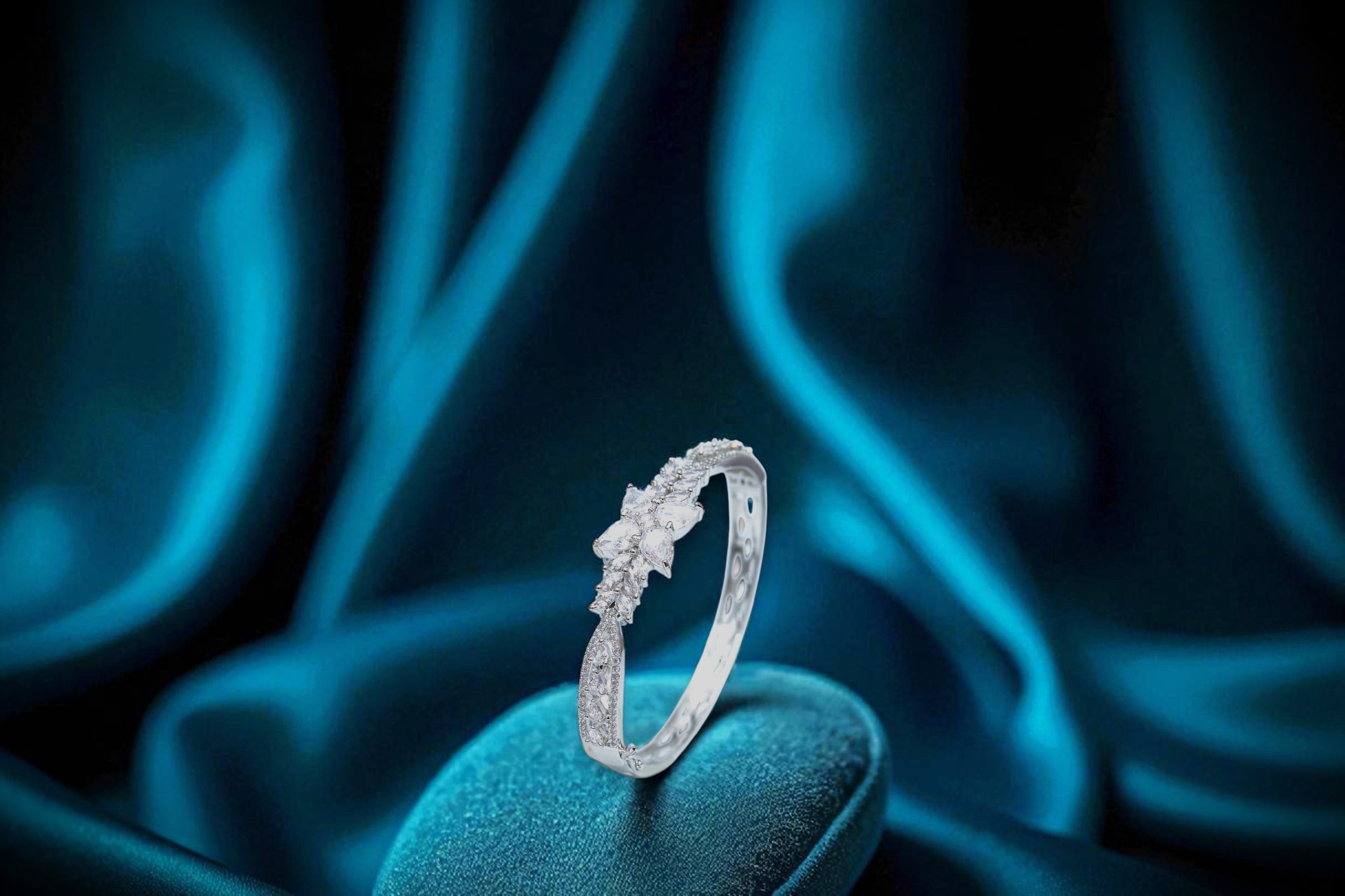 ✨ 🤍 Elegant Marquise-Cut Diamond 💎 Leaf Bracelet in Sterling Silver 💫