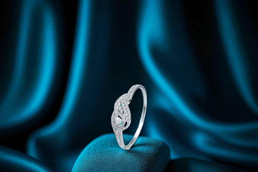 ✨ Shine with Sophistication! 🤍 Silver-Plated Diamond💎-Studded Bracelet with Curved Design 💫