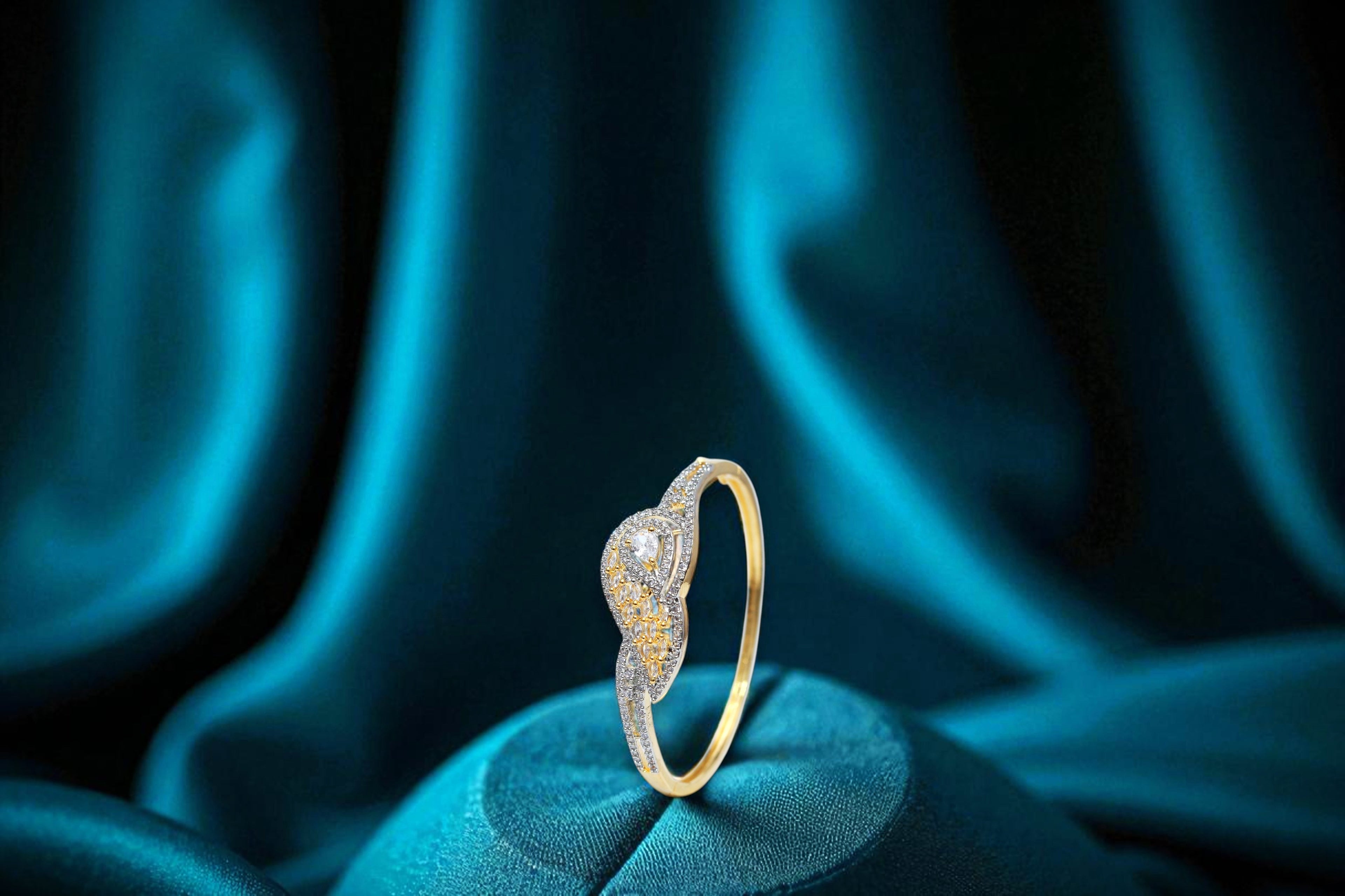 ✨ Gold-Plated Diamond💎-Studded Bracelet with Curved Design 💫