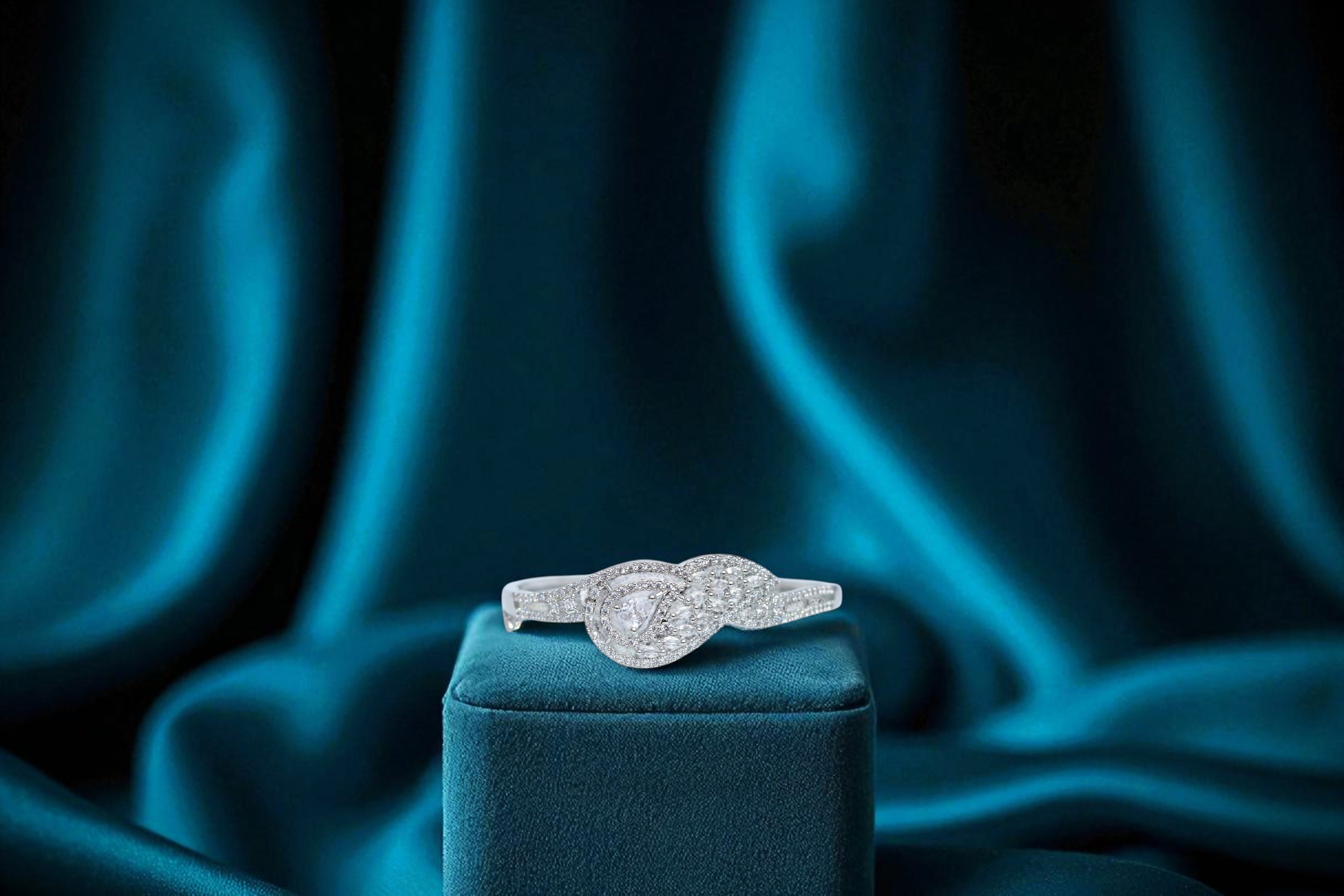 ✨ Shine with Sophistication! 🤍 Silver-Plated Diamond💎-Studded Bracelet with Curved Design 💫