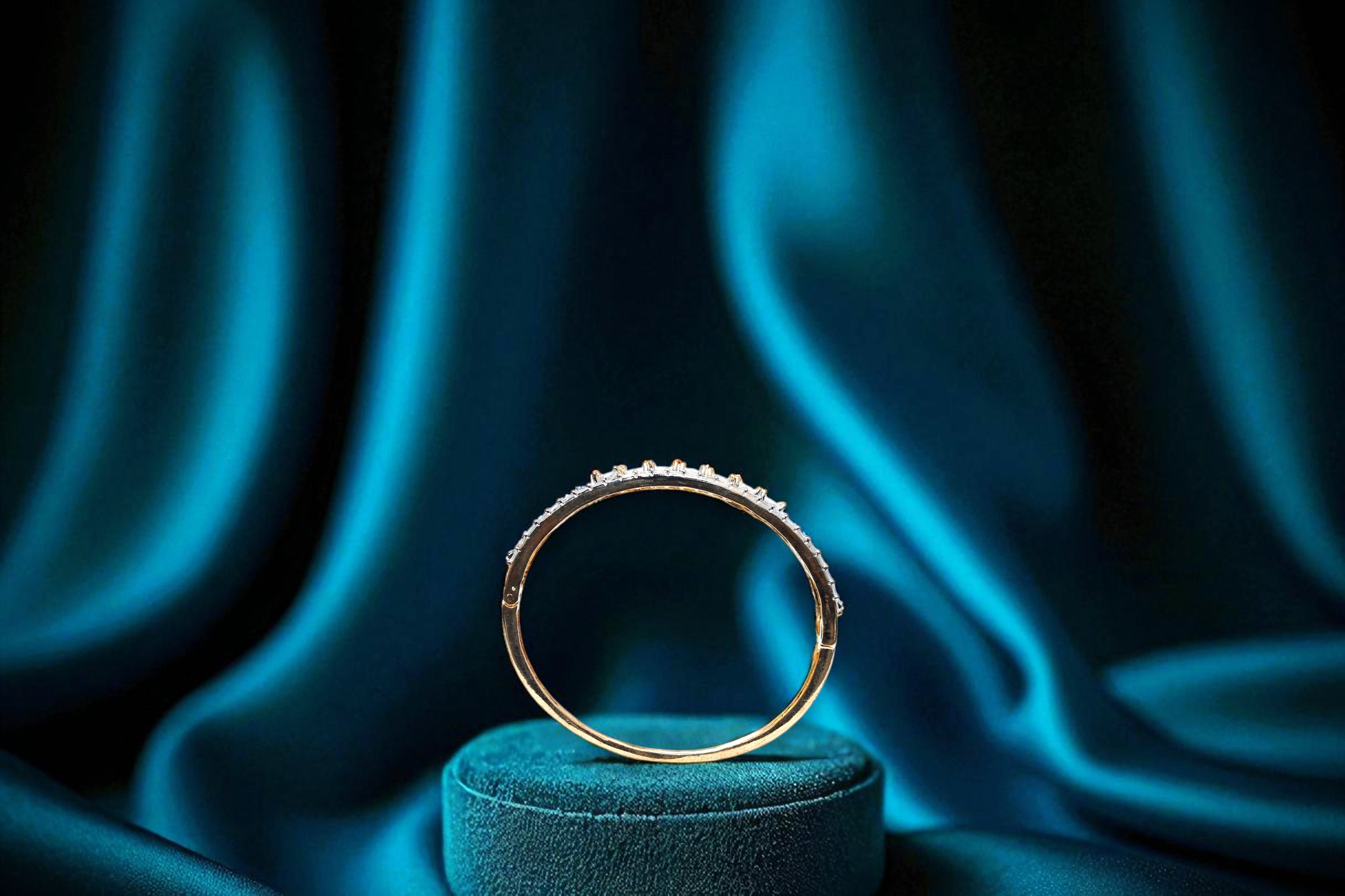 🌟 Elegant 💛 Golden -Tone Diamond💎-Cut Bracelet 💫