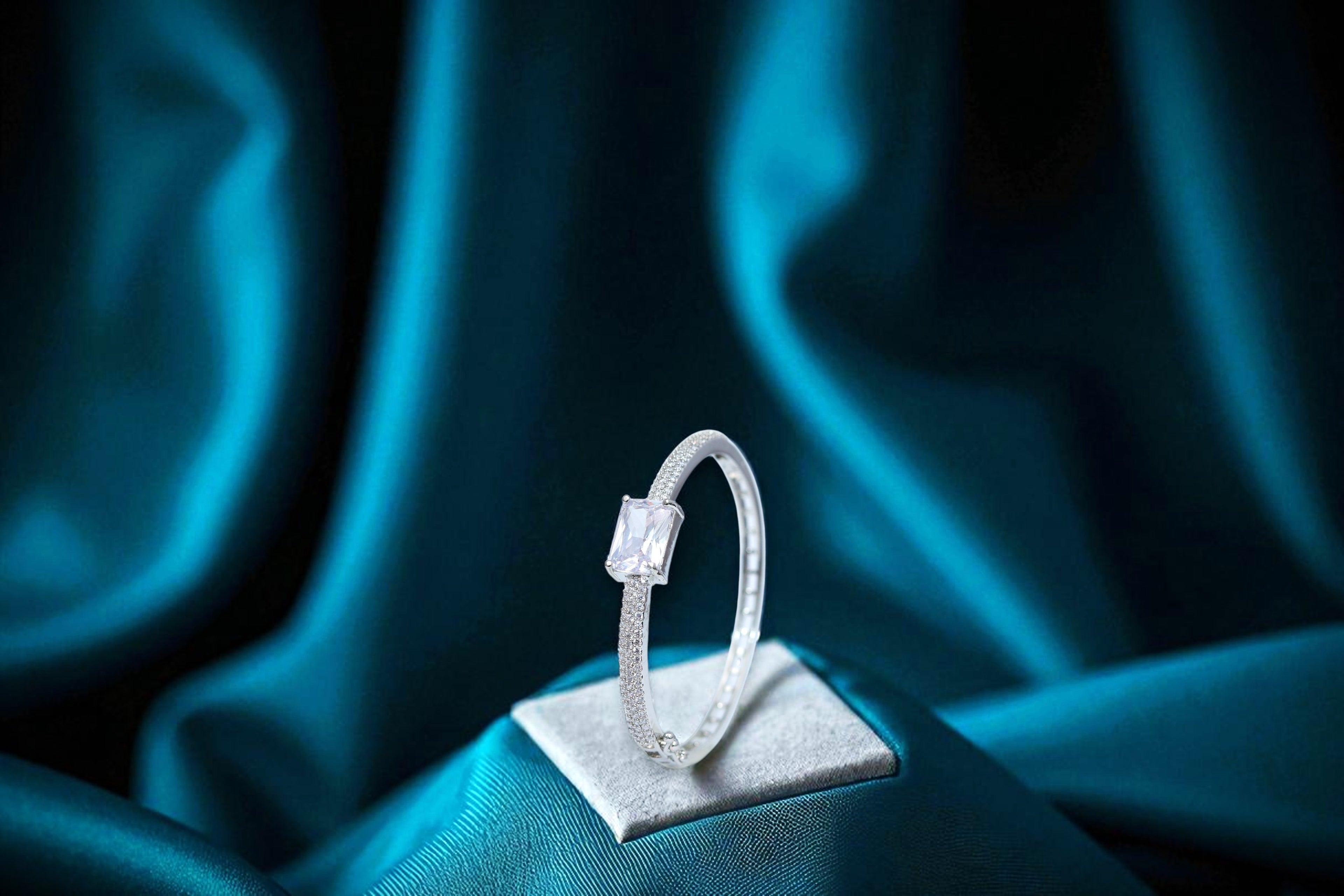 🤍 Elegance Meets Midnight!! White Stone Bracelet with Diamond Accents 💎